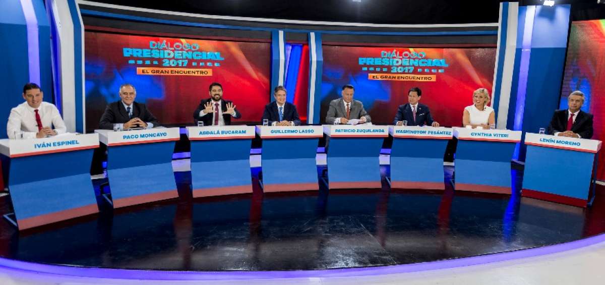 Los ocho candidatos presidenciales fueron ubicados en el set de acuerdo con un sorteo. El di&aacute;logo tuvo una duraci&oacute;n de dos horas con tres cortes comerciales.