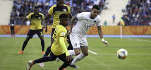 El lateral izquierdo de Ecuador, Diego Palacios (i.) marca al delantero italiano Gianluca Scamacca, en el duelo que disputaron ambos combinados, en el marco de la Copa del Mundo sub-20, en Polonia.