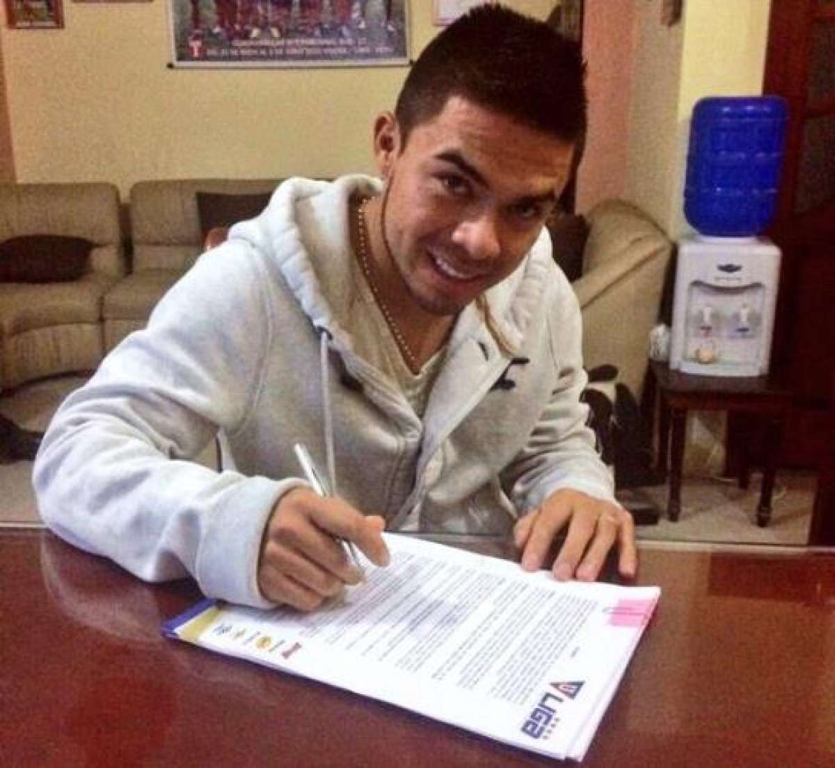 Jonny Uchuari mientras firma su contrato con Liga de Quito. Foto: Tomada de @LDU_oficial