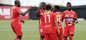 Los jugadores de la 'fuerza roja' cobijan a Juan Diego Rojas, autor del gol con el que gan&oacute; River al Aucas.