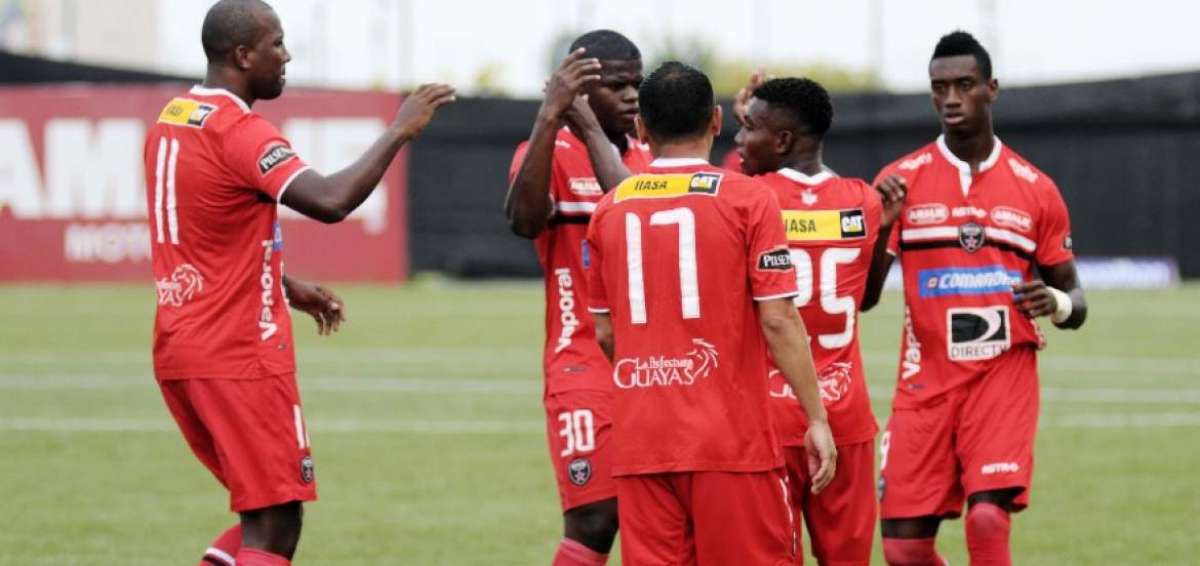 Los jugadores de la 'fuerza roja' cobijan a Juan Diego Rojas, autor del gol con el que gan&oacute; River al Aucas.