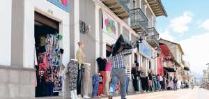 De lunes a viernes, las calles de Atuntaqui lucen desiertas y los locales comerciales permanecen casi vac&iacute;os. En la mayor&iacute;a de negocios hay promociones. Foto: Miguel Jim&eacute;nez / El Tel&eacute;grafo