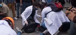 Los j&oacute;venes suturan heridas, ayudan a estabilizar a los convalecientes y hasta extraen perdigones con pinzas. Su &uacute;nica protecci&oacute;n es la mascarilla.