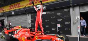 Sebastian Vettel celebra su triunfo sobre su autom&oacute;vil.