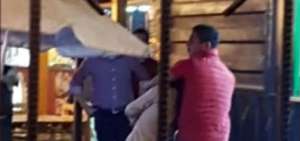 Instante en el que el ciudadano extranjero someti&oacute; a la joven en Ibarra.
