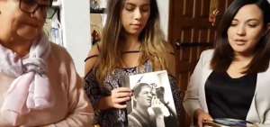 Guadalupe Bravo, Alejandra Rivas y Yadira Aguagallo muestran fotos de Pa&uacute;l Rivas en su vivienda en Quito.