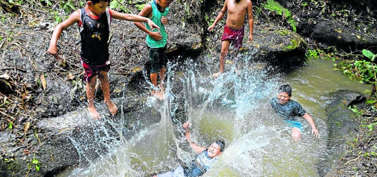 Los ni&ntilde;os son los que m&aacute;s disfrutan de lo que ofrece San Francisco, comunidad del cant&oacute;n Paj&aacute;n, como ba&ntilde;arse en los pozos que se forman donde pasan esteros.