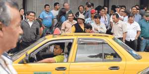 Cientos de taxistas se congregaron ayer afuera del Municipio para insistir en el alza de las tarifas de su servicio. Foto: Santiago Aguirre/ El Tel&eacute;grafo