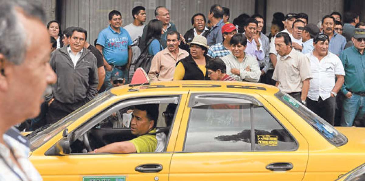 Cientos de taxistas se congregaron ayer afuera del Municipio para insistir en el alza de las tarifas de su servicio. Foto: Santiago Aguirre/ El Tel&eacute;grafo