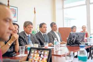 La reuni&oacute;n entre el Presidente, los ministros y el directorio del IESS dur&oacute; cerca de 2 horas. All&iacute; se abord&oacute; la estructura de funcionamiento del Seguro Social. Foto: Fernando Sandoval