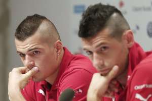 Granit Xhaka (i.) y Blerim Dzemaili hablaron con los medios en rueda de prensa. Foto: EFE