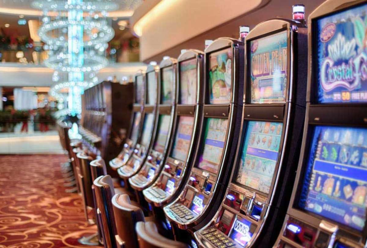 La pregunta 7 trata sobre el funcionamiento de los casinos y salas de juego.