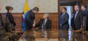 El embajador de EE.UU. en Ecuador, Todd Chapman, saluda al presidente Len&iacute;n Moreno, durante una reuni&oacute;n en el Palacio de Carondelet. 