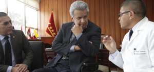 El presidente Len&iacute;n Moreno (c), junto al ministro de Defensa, Patricio Zambrano (I), se reunieron con los doctores que atendieron a los soldados heridos. 