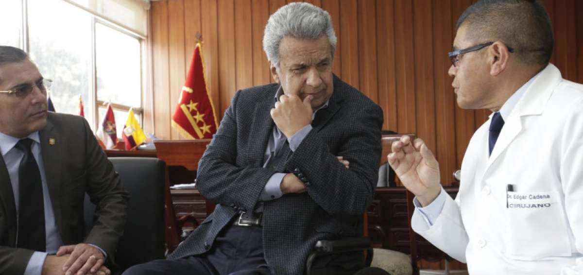 El presidente Len&iacute;n Moreno (c), junto al ministro de Defensa, Patricio Zambrano (I), se reunieron con los doctores que atendieron a los soldados heridos. 