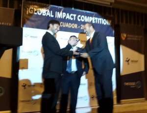 Mauricio Ter&aacute;n (i) gan&oacute; el concurso de innovaci&oacute;n de Global Impact Competition 2015. Foto: tomada de @YachayCity