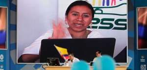 Durante el Enlace Ciudadano, Silvia Morales se afili&oacute; a trav&eacute;s del portal web del Instituto Ecuatoriano de Seguridad Social. Foto: Presidencia 