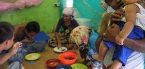 Una familia rohingya comparte alimentos en el complejo de viviendas rohingya en Bayeun en el este de Aceh.
