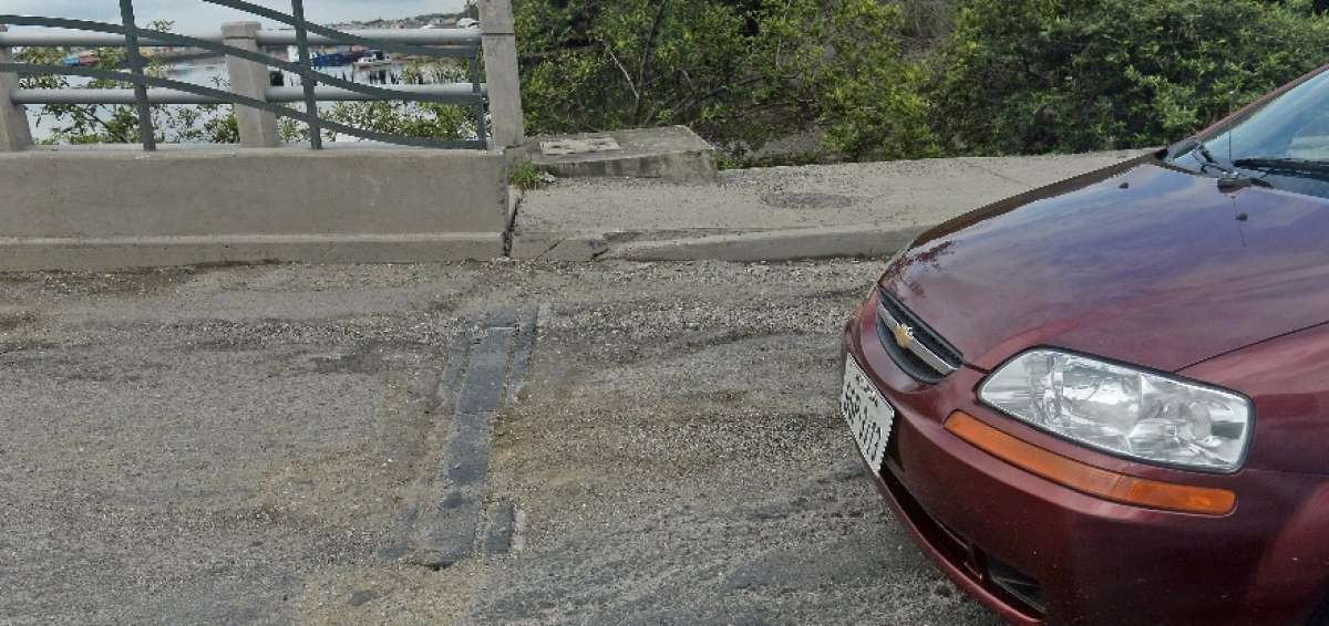 En el puente de Portete, del lado de la av. Rodr&iacute;guez Bon&iacute;n, se observa el desprendimiento de asfalto.