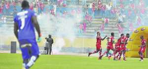 Los jugadores de El Nacional celebraban el empate 1-1 frente a LDU-Q, mientras desde las gradas su barra brava arrojaba bengalas a la pista del Atahualpa.