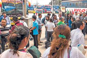 A muchos viajeros les tom&oacute; por sorpresa la medida adoptada por los transportistas. Algunos la justificaron, mientras que otros no dudaron en reclamar. Foto: Fernando Sandoval /El Tel&eacute;grafo