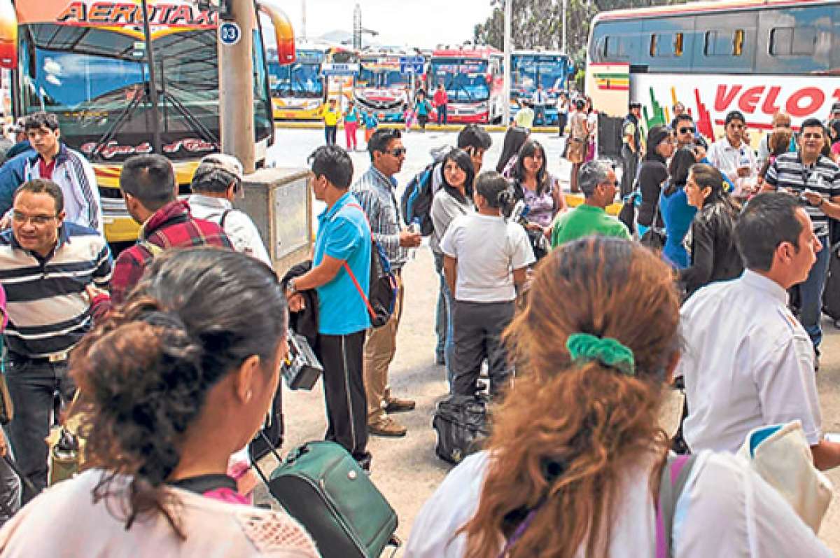 A muchos viajeros les tom&oacute; por sorpresa la medida adoptada por los transportistas. Algunos la justificaron, mientras que otros no dudaron en reclamar. Foto: Fernando Sandoval /El Tel&eacute;grafo
