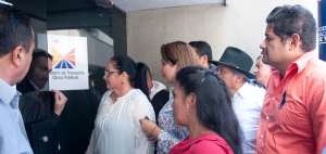 Los gerentes y presidentes de las cooperativas de transporte del pa&iacute;s ingresaron en la reuni&oacute;n privada para analizar su situaci&oacute;n.