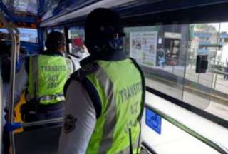 Se intensifican controles de certificados de vacunación en el transporte público de Quito