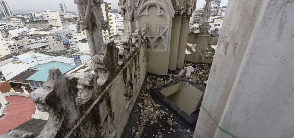 La torre norte de la catedral presenta deterioro en las paredes y en los elementos ornamentales.