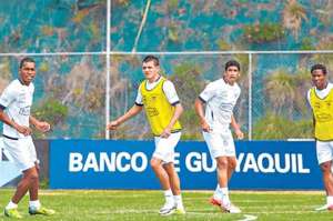 Los futbolistas convocados entrenaron ayer posicionamientos en la cancha y despejes, adem&aacute;s de remates directos al arco. FOTO: JOHN GUEVARA.
