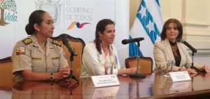 Tanya Varela (i), Mar&iacute;a Paula Romo (c) y Juana Vallejo se reunieron en Guayaquil este mi&eacute;rcoles 5 de septiembre. 