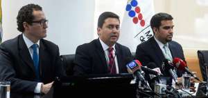 El ministro de Trabajo, Leonardo Berrezueta (c), dio una  rueda de prensa ante los medios de comunicaci&oacute;n. Luego acudi&oacute; a la Universidad Andina en Quito, para realizar una inspecci&oacute;n.