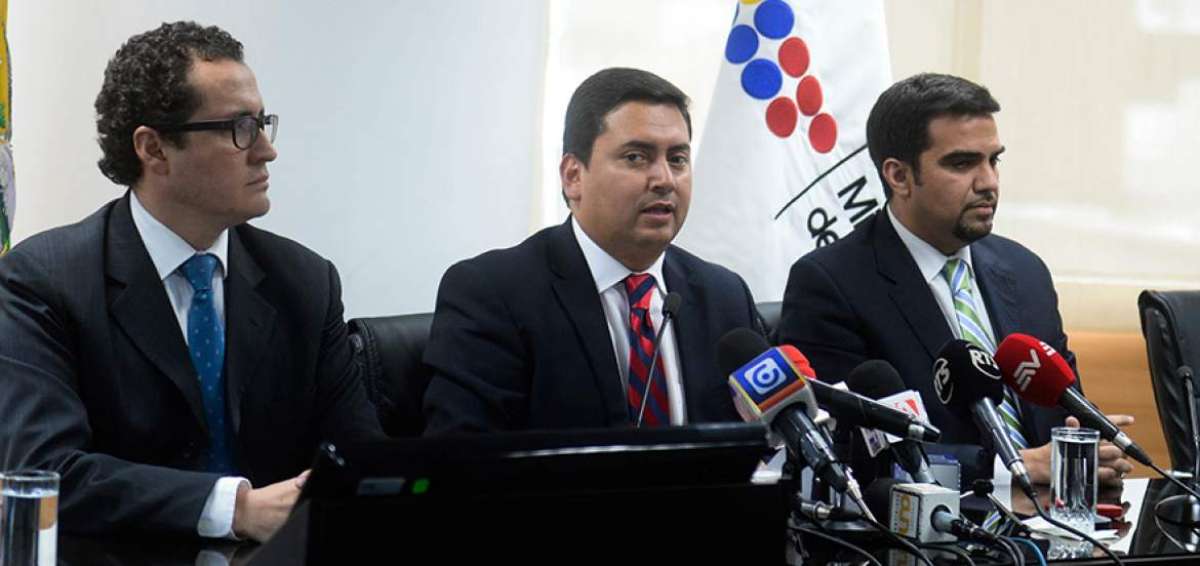 El ministro de Trabajo, Leonardo Berrezueta (c), dio una  rueda de prensa ante los medios de comunicaci&oacute;n. Luego acudi&oacute; a la Universidad Andina en Quito, para realizar una inspecci&oacute;n.
