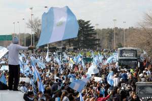 Hinchas argentinos llenaron las afueras del predio de Ezeiza de la AFA para recibir a la selecci&oacute;n. Foto: AFP