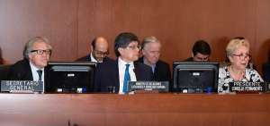 El secretario de la OEA, Luis Almagro (izq.), junto al canciller ecuatoriano, Jos&eacute; Valencia, durante la &uacute;ltima reuni&oacute;n del organismo continental.  