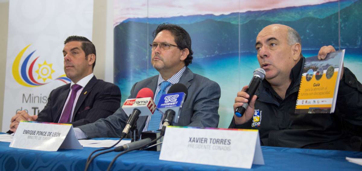 Xavier Torres (micr&oacute;fono en mano), presidente de Conadis.
