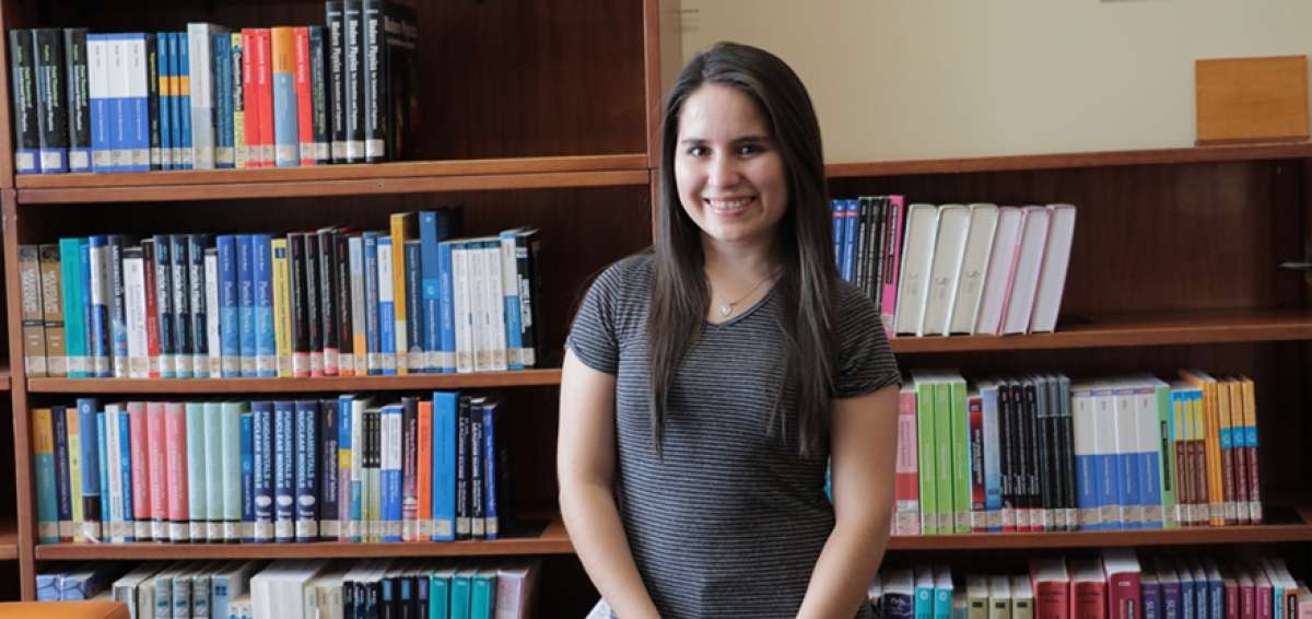 Mikaela Carrasco, de 22 a&ntilde;os, se prepara para su viaje al extranjero como becaria de la escuela de verano. Adem&aacute;s se convertir&aacute; en f&iacute;sica al egresar.
