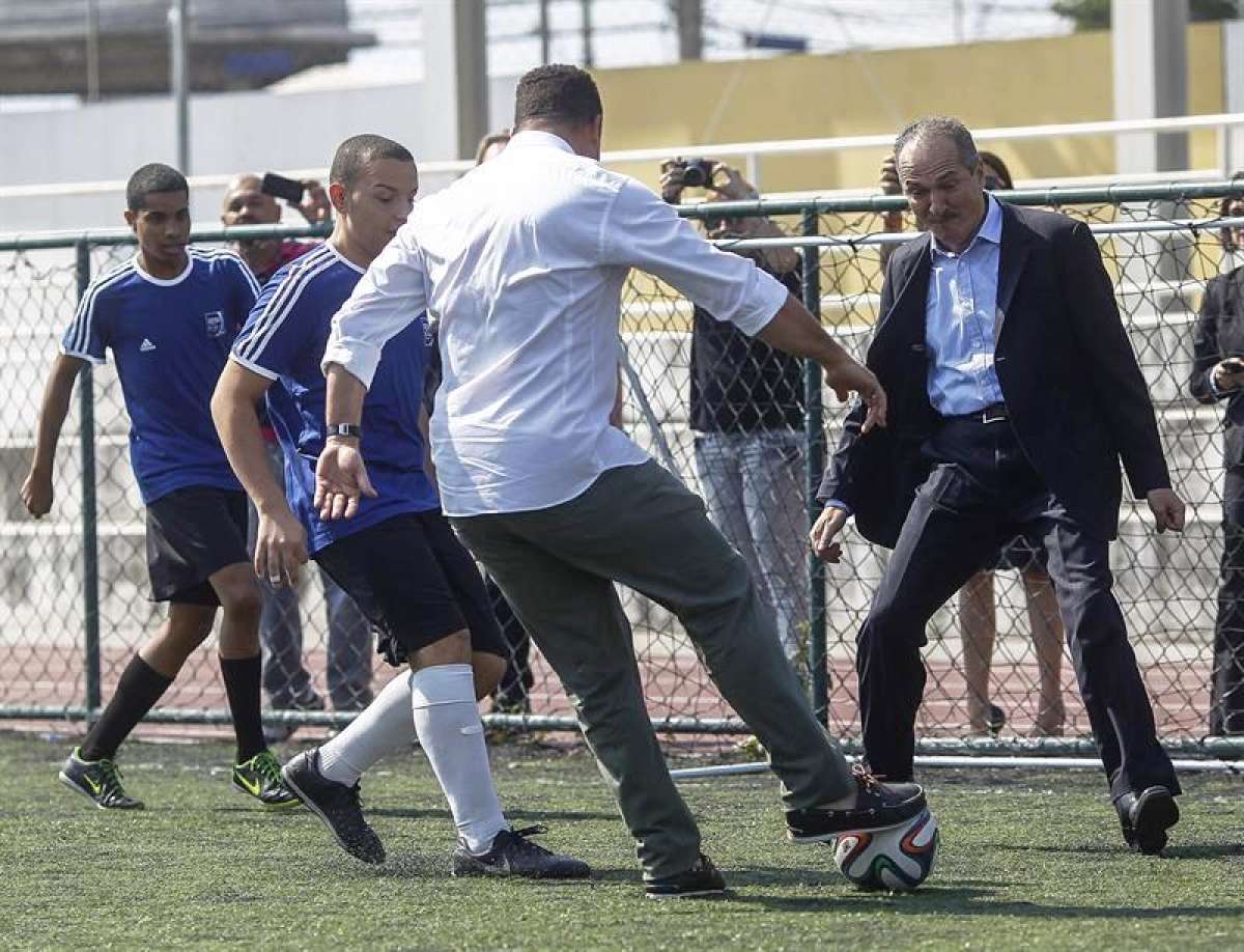 El exfutbolista Ronaldo Naz&aacute;rio (c) juega un partido de f&uacute;tbol con el ministro brasile&ntilde;o de Deportes, Aldo Rebelo. Foto: EFE
