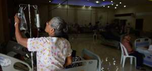 En la sala de velaciones de una funeraria est&aacute;n instaladas las camas del hospital Napole&oacute;n D&aacute;vila, el cual presenta da&ntilde;os  tras el terremoto del mes pasado.