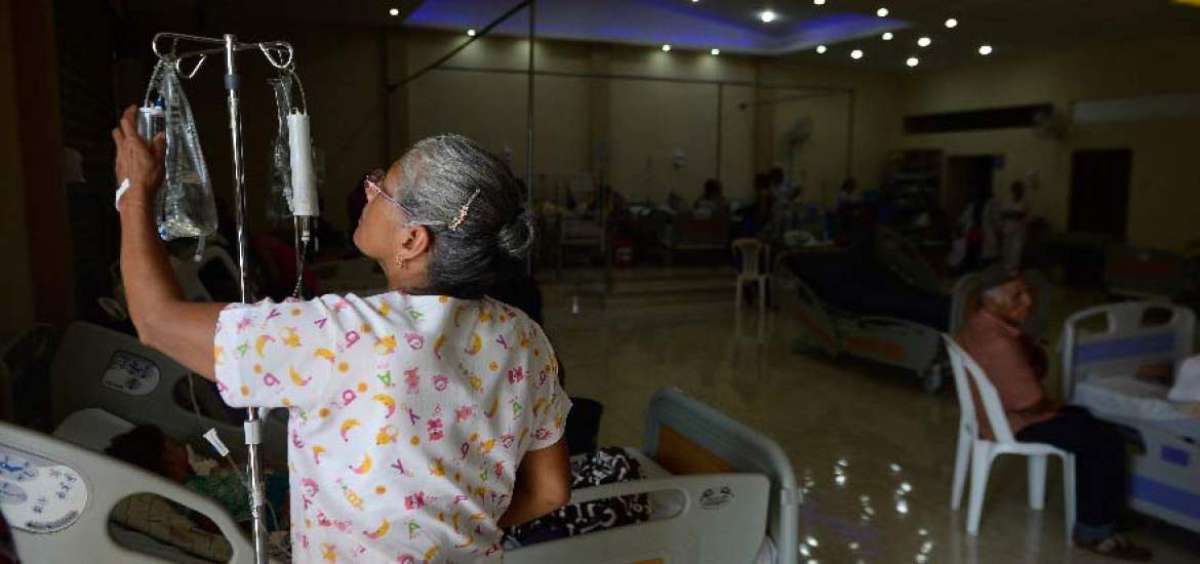 En la sala de velaciones de una funeraria est&aacute;n instaladas las camas del hospital Napole&oacute;n D&aacute;vila, el cual presenta da&ntilde;os  tras el terremoto del mes pasado.