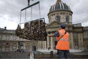 En total se retirar&aacute;n 45 toneladas de candados. Foto: AFP