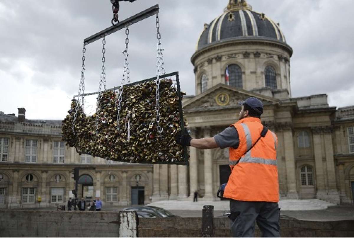 En total se retirar&aacute;n 45 toneladas de candados. Foto: AFP