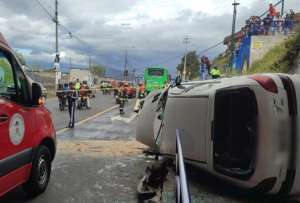 Un vehículo liviano se precipitó desde la avenida Simón Bolívar, en el sur de Quito. 