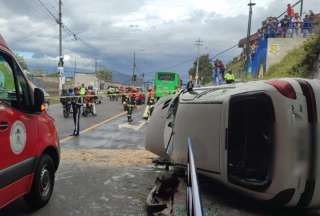 Un vehículo liviano se precipitó desde la avenida Simón Bolívar, en el sur de Quito. 