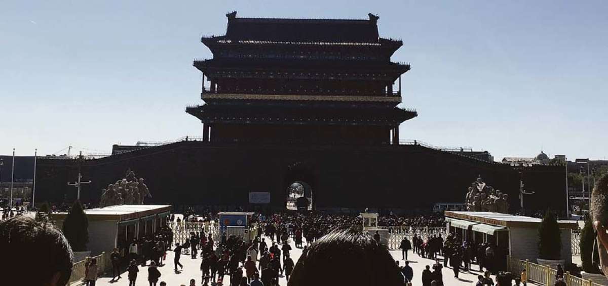 El p&uacute;blico tiene que acudir m&aacute;ximo hasta el mediod&iacute;a para ingresar al mausoleo de Mao en Pek&iacute;n. La espera es larga en las columnas, pero la observaci&oacute;n del cuerpo embalsamado dura poco. 