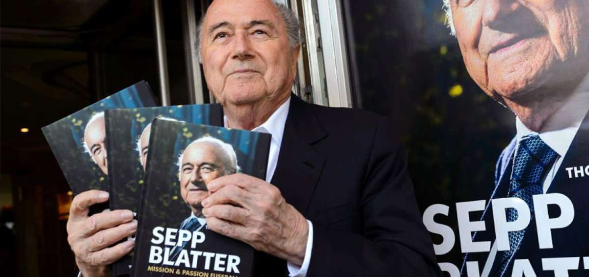 El nombre de Blatter no figura en el acta de acusaci&oacute;n de la justicia estadounidense, al contrario de los de una treintena de exdirigentes de la FIFA. 