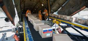 En el aeropuerto de Quito se descarga la ayuda humanitaria que envi&oacute; Rusia. El lugar es el punto clave para distribuir otros aportes internacionales.