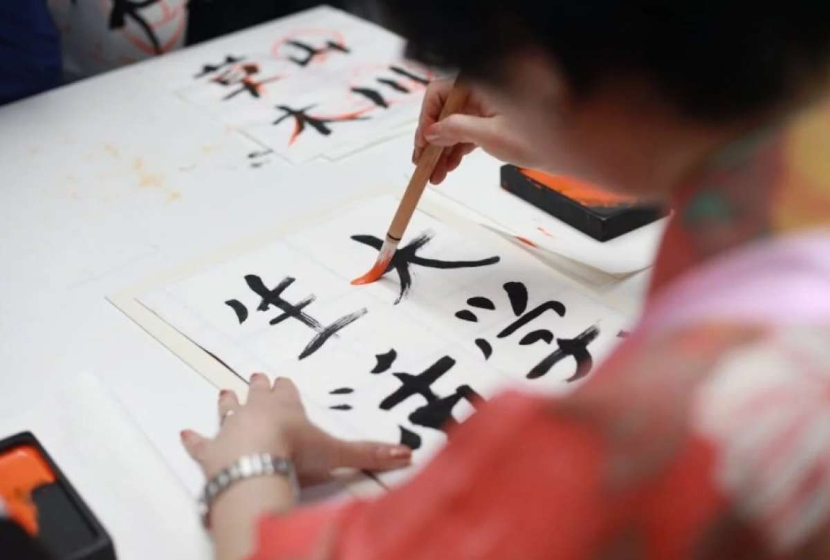 La caligrafía china tiene instrumentos como pincel, tinta, papel y piedra de entintar. 