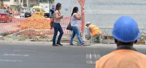 Los transe&uacute;ntes se exponen al tr&aacute;fico de la zona por los trabajos de regeneraci&oacute;n que se efect&uacute;an y que concluir&aacute;n a finales de diciembre.