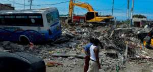 Maquinaria estatal trabaja removiendo escombros. La titular de la Cartera de Vivienda, Mar&iacute;a de los &Aacute;ngeles Duarte, recorri&oacute; Atacames para evaluar los da&ntilde;os.